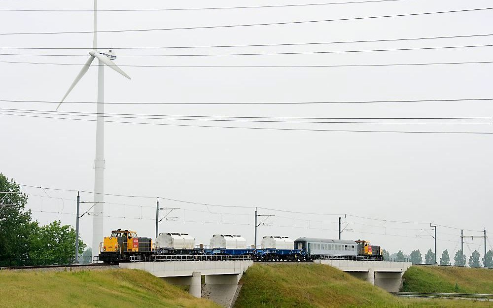 Elke maand vervangen nieuwe windmolens wereldwijd een kerncentrale. Op de foto: de trein met kernafval is weer op weg van de kerncentrale in Borssele naar La Hague in Frankrijk. Foto ANP