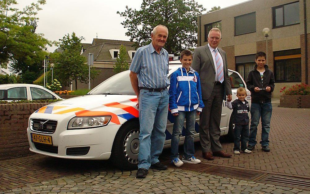 KRUININGEN – Opa Sinke (l.) werd vorige week gered door zijn kleinzoon Paul (tweede van links) en diens vriend Robert (r.). In het midden de Reimerswaalse burgemeester Huisman.Foto gemeente Reimerswaal