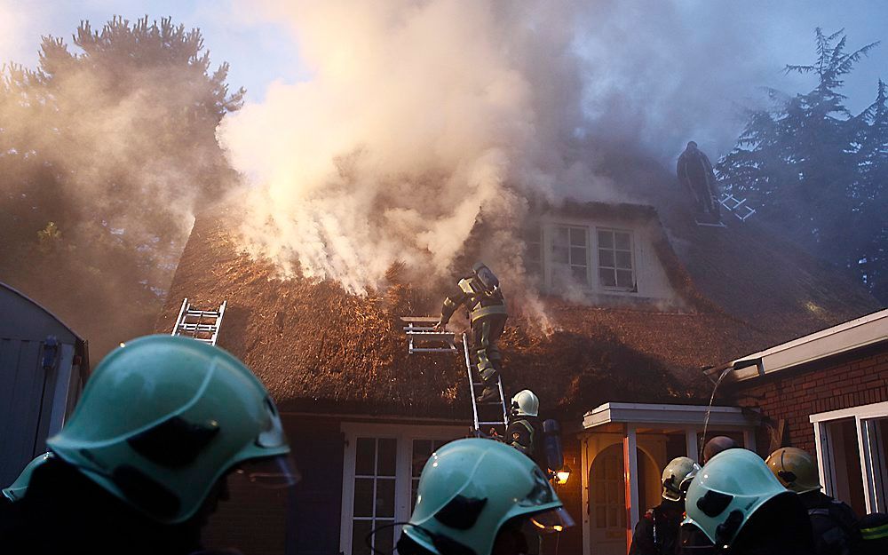 AMERSFOORT – In Amersfoort ging woensdag door brand de rieten kap van een woning verloren. De regio Amersfoort wordt de laatste tijd geteisterd door een of meer pyromanen die huizen met rieten daken in brand steken. Foto Menno Bausch