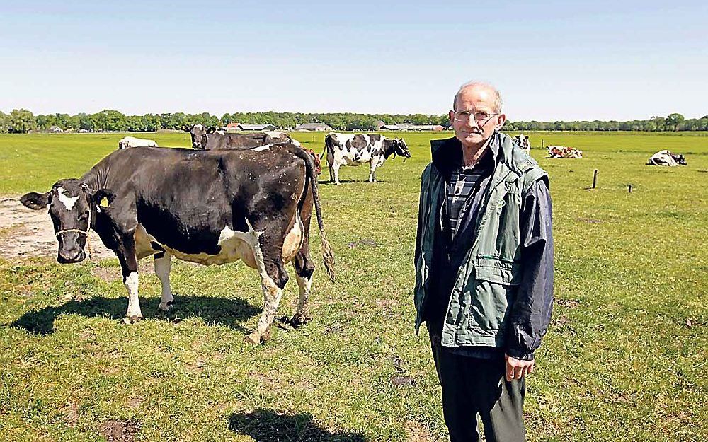 Van Bennekom bij zijn melkvee. Foto RD, Anton Dommerholt