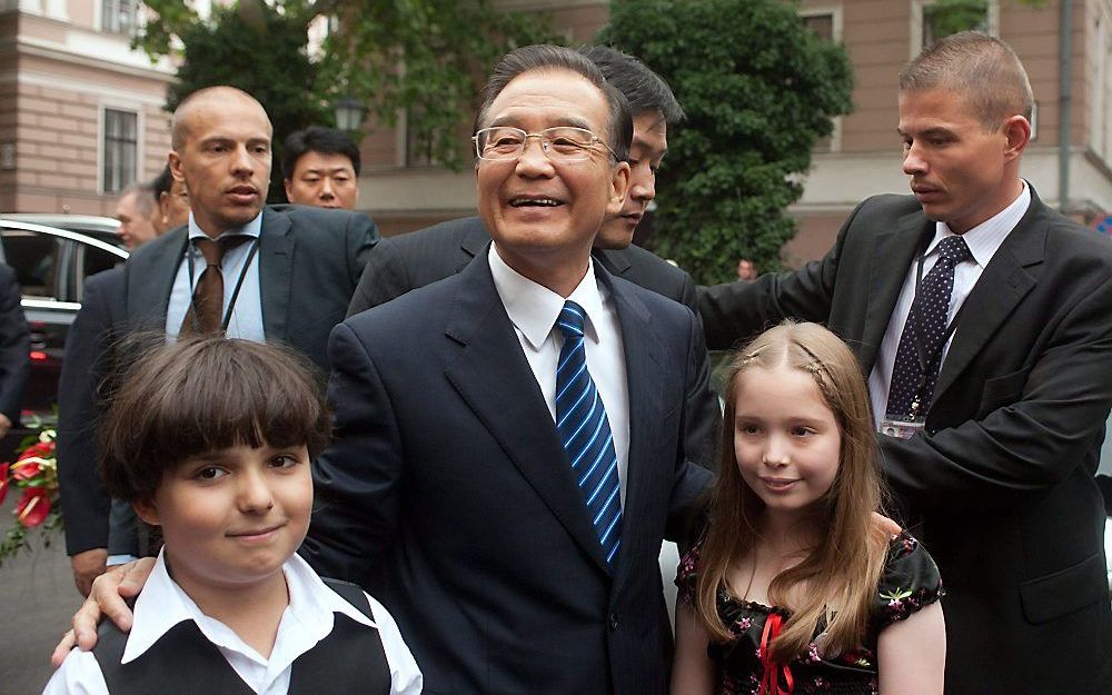 De Chinese premier Wen Jiabao begon vrijdag in Hongarije aan een bezoek aan Europa. Foto EPA