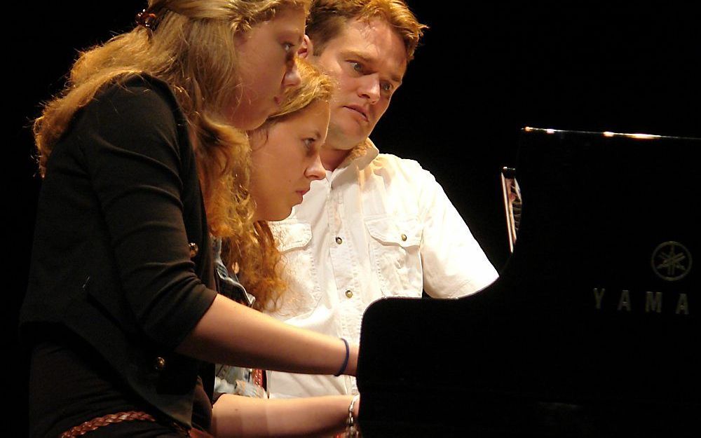 Jo-Anne Dommerholt en Lenneke Kunst met Vincent van Gelder. Foto Muziekschool Rijssen