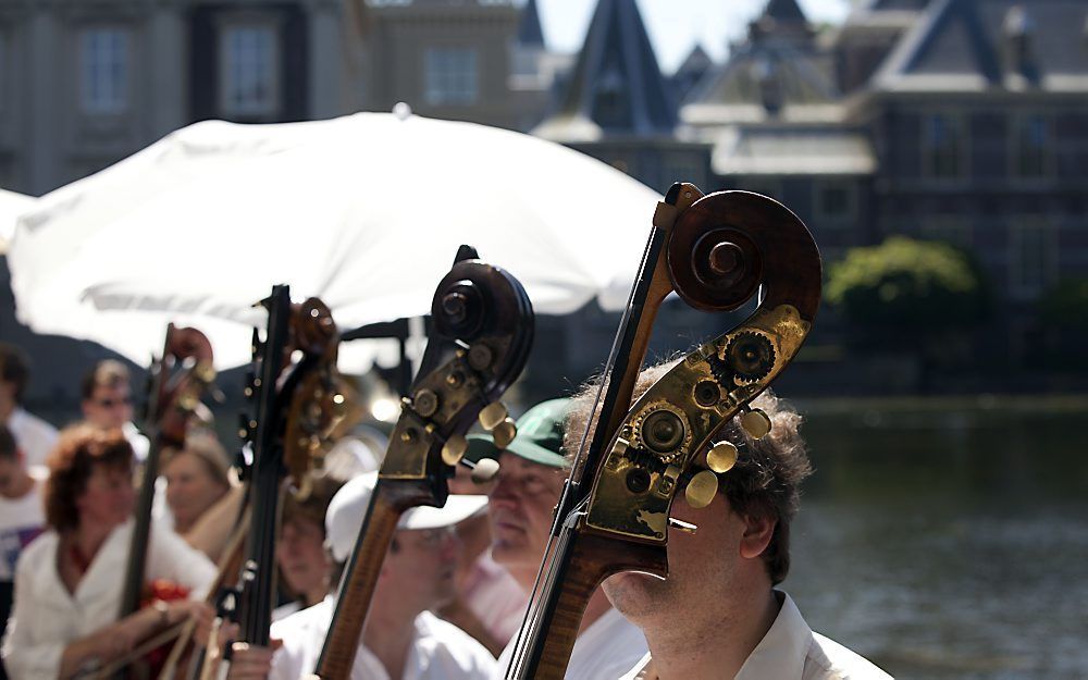 Musici uit verschillende beroepsorkesten, ensembles en koren spelen samen op een ponton in de Hofvijver in De Haag. Zij protesteerden tegen de geplande bezuinigingen op cultuur.