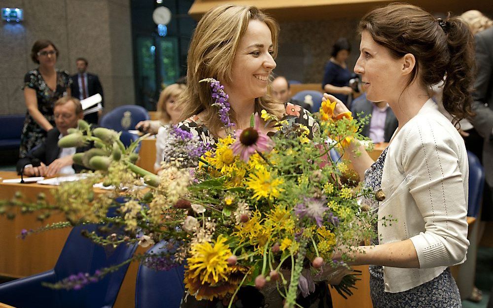 Marianne Thieme (L) wordt dinsdag door partijgenoot Esther Ouwehand gefeliciteerd nadat een meerderheid in de Tweede Kamer heeft ingestemd met een verbod op het onverdoofd slachten van dieren. Foto ANP