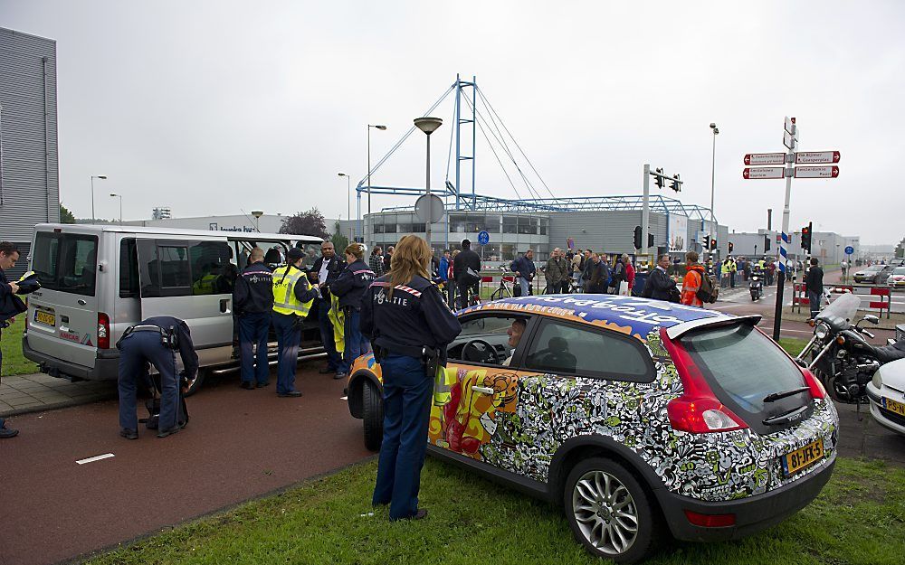 De politie heeft woensdagochtend de omgeving rond het geldtransportbedrijf Brinks aan de Kollenbergweg in Amsterdam Zuid-Oost afgesloten voor onderzoek. Op de kruispunten verzamelt zich personeel dat naar het werk wil. Foto ANP