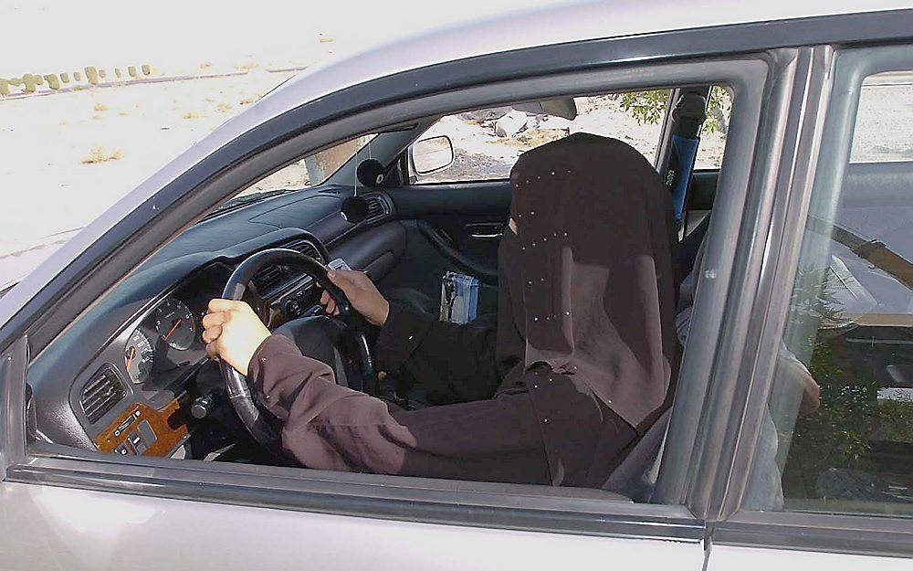 In Saudi-Arabië is het voor vrouwen op religieuze gronden verboden om zelf te rijden, maar tegen die regel bestaat verzet. Foto EPA