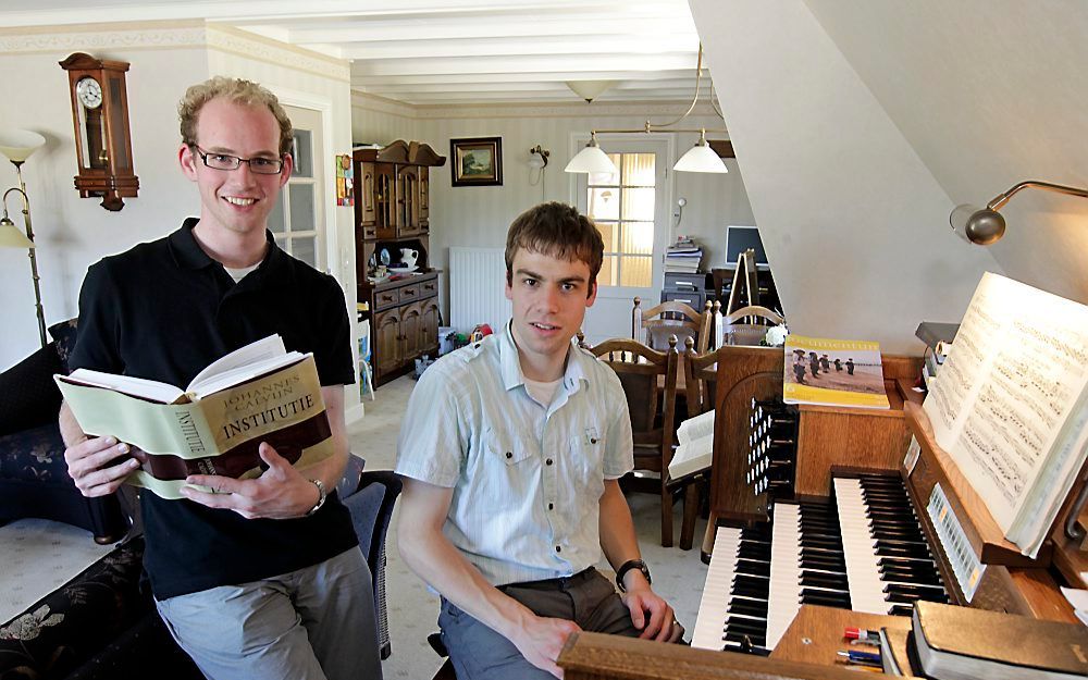 Hans Bart (l.) en Jaco van den Brink, tot vorige week bestuursleden van Depositum Custodi (DC), de reformatorische studentenvereniging die haar 25-jarig bestaan viert. De Institutie van Calvijn neemt er een belangrijke plaats in. In vier jaar tijd lezen a