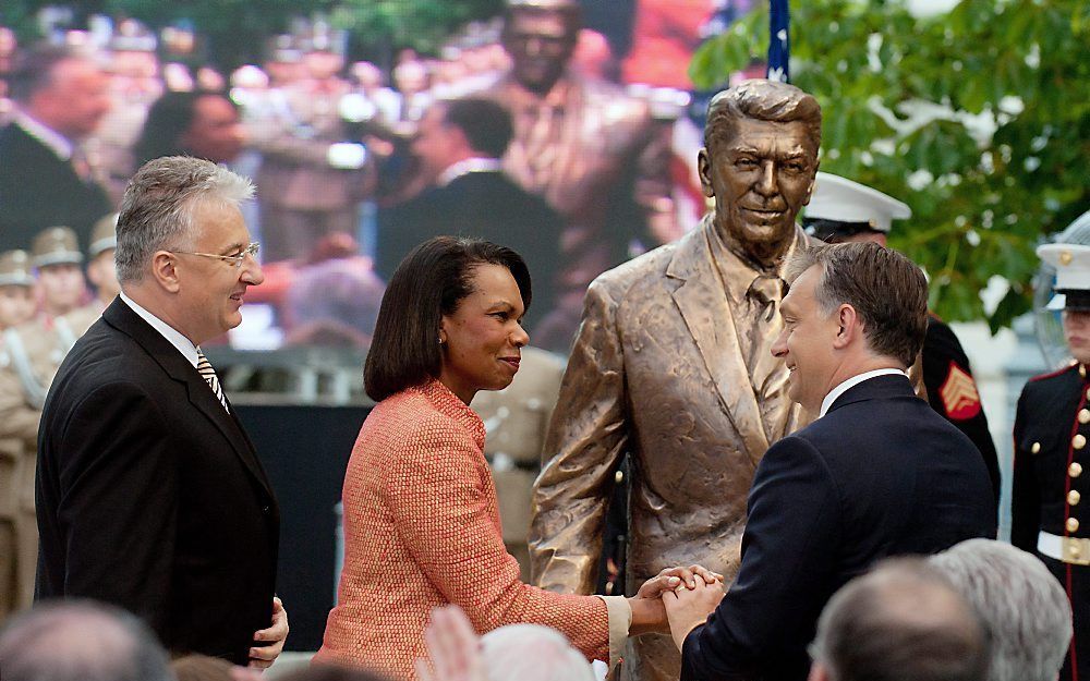 De Hongaarse premier Orban (r.) en de Amerikaanse ex-minister van Buitenlandse Zaken Condoleezza Rice bij het standbeeld van Reagan. Foto EPA