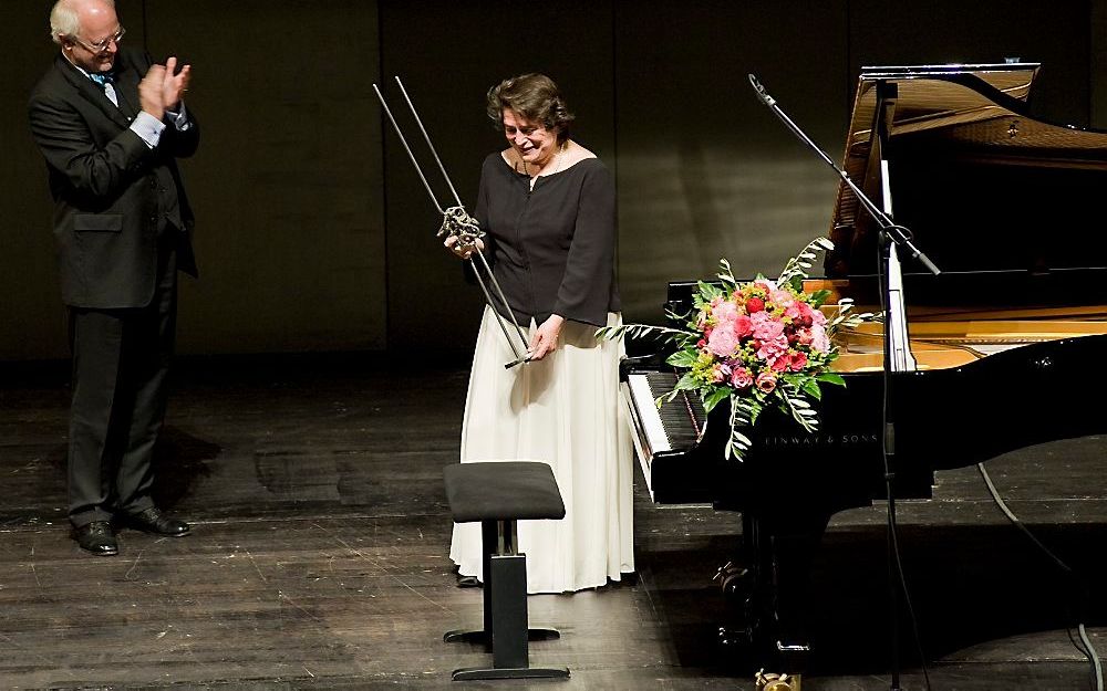 De Georgische pianiste Elisabeth Leonskaja neemt de prijs in ontvangst. Foto KFR/Mark Wohlrab