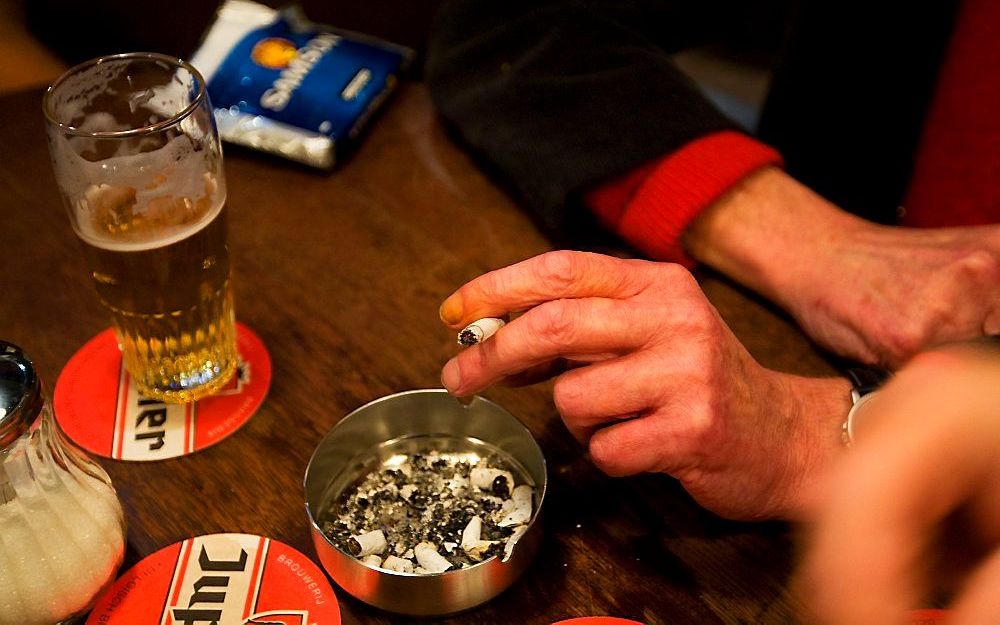 In veel cafés en discotheken is de asbak weer terug op de bar. Foto ANP