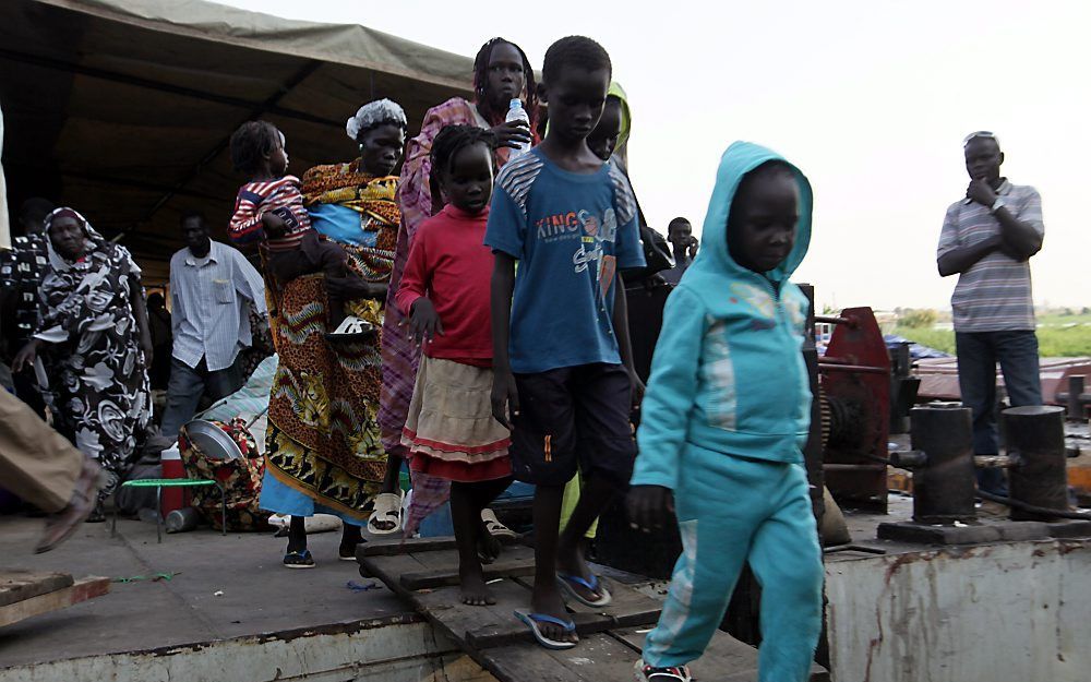 Zuid-Sudanezen arriveren met de boot vanuit het noorden in de hoofdstad van Zuid-Sudan, Juba. Tienduizenden zuiderlingen die in het noorden woonden keren terug naar het zuiden. Foto EPA