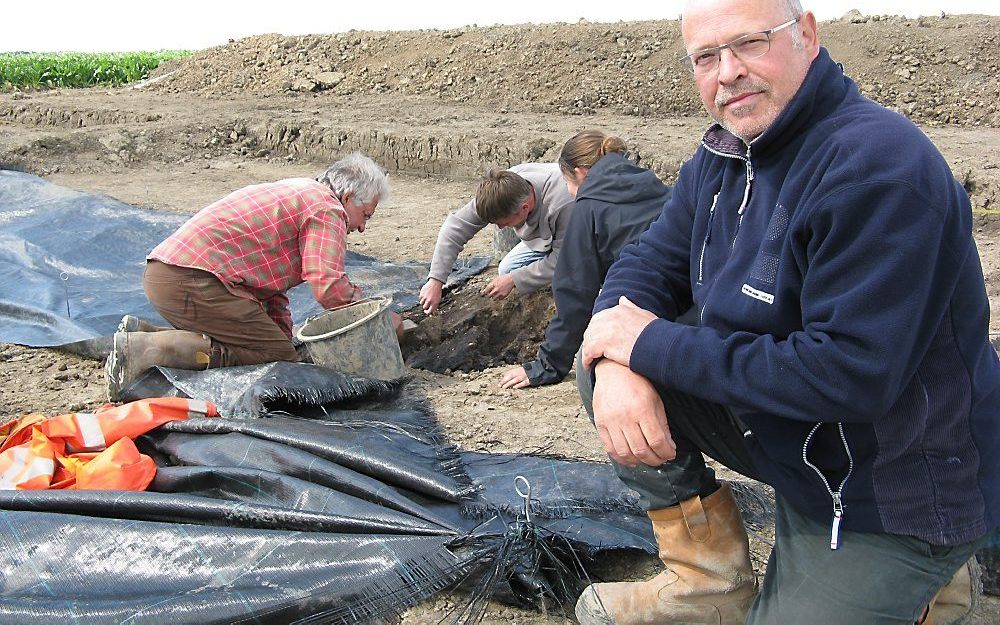 Scheepsarcheoloog Van Holken (r.) bij collega’s die een wrak uitgraven: „De vondst van wapens wijst erop dat het in die tijd onrustig was. Zeevarenden wilden militairen aan boord hebben.” Foto RD