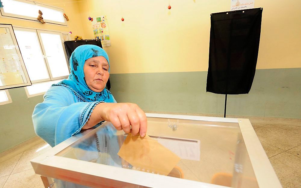 Een vrouw brengt haar stem uit in Casablanca. Foto EPA