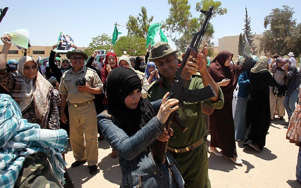 Vrouwelijke aanhangers van Gaddafi krijgen schietles. Foto EPA