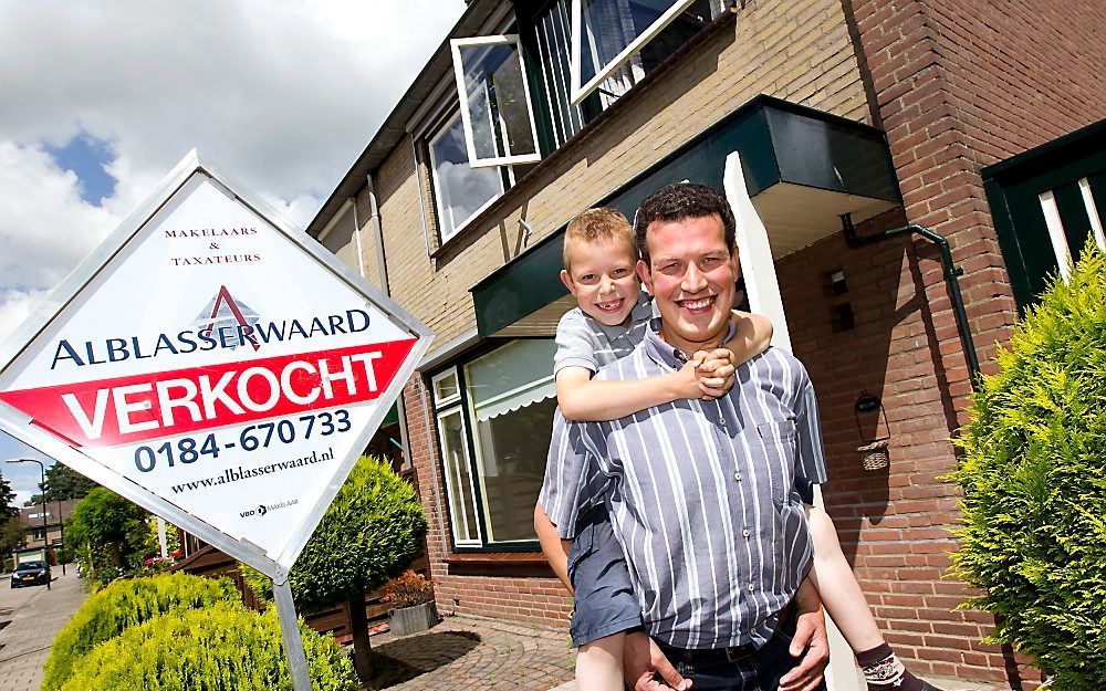 HARDINXVELD-GIESSENDAM – Een blijde Gert Slieker met zijn zoon Arnoud voor hun nieuwe woning in Hardinxveld-Giessendam. Gistermorgen was de officiële overdracht bij de notaris. De verlaging van de overdrachtsbelasting naar 2 procent levert het gezin Sliek