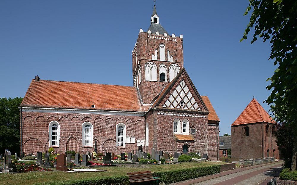 De 13e-eeuwse kerk in Pilsum, Oost-Friesland (Duitsland). Foto Justin Kroesen en Regnerus Steensma