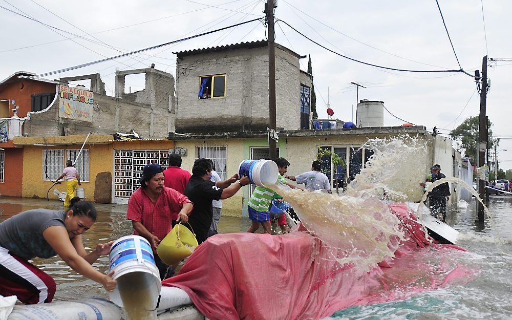 Inwoners van Ecatepec vechten tegen het wassende water. Foto EPA