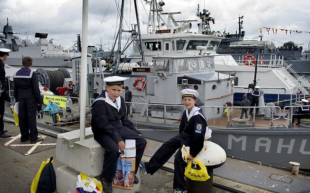 Jonge Zeekadetten rusten zaterdag even uit tijdens hun bezoek aan de Marinedagen in Den Helder. Foto ANP