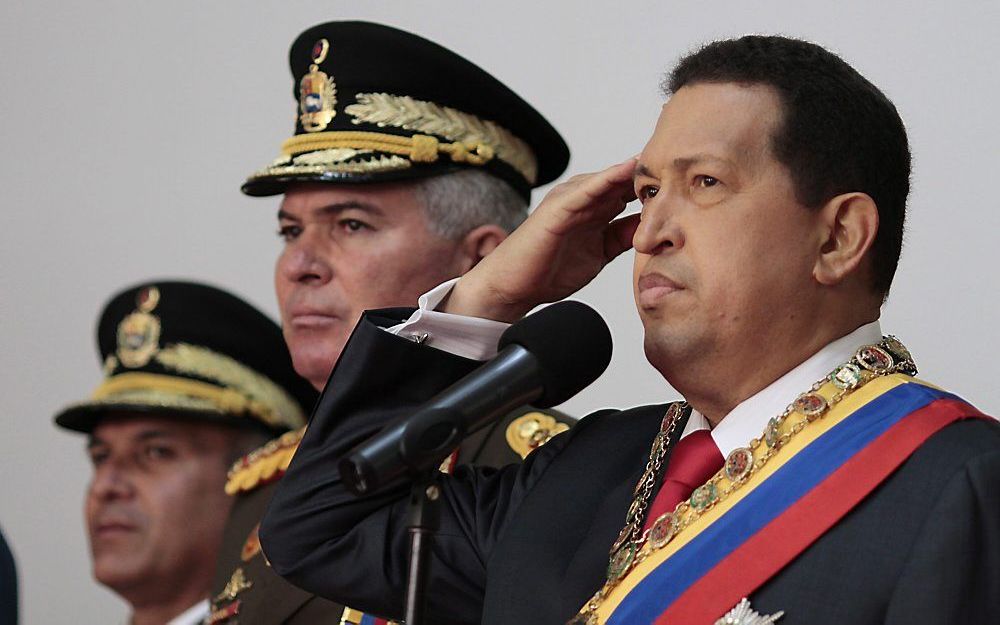 De van twee operaties herstellende Venezolaanse president Hugo Chávez heeft dinsdag de militaire parade rond de viering van 200 jaar onafhankelijkheid van zijn land aan zich voorbij laten gaan. Foto EPA