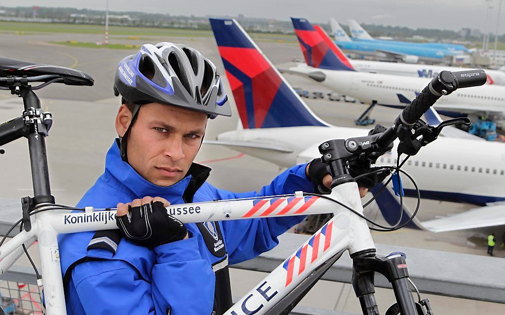 Renaldo Ishaak (26) weet waar hij over praat. De marechaussee –„jong broekie, hè?”– heeft én de brand op het cellencomplex Schiphol meegemaakt én de crash van Turkish Airlines én de aanslag op de koninklijke familie in Apeldoorn. Foto RD, Anton Dommerholt