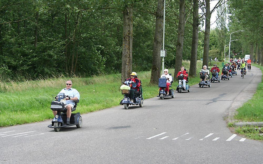 ALBLASSERDAM – Leden van de Scootmobielclub toeren in de zomer elke donderdag door de omgeving van Alblasserdam. Foto André Bijl