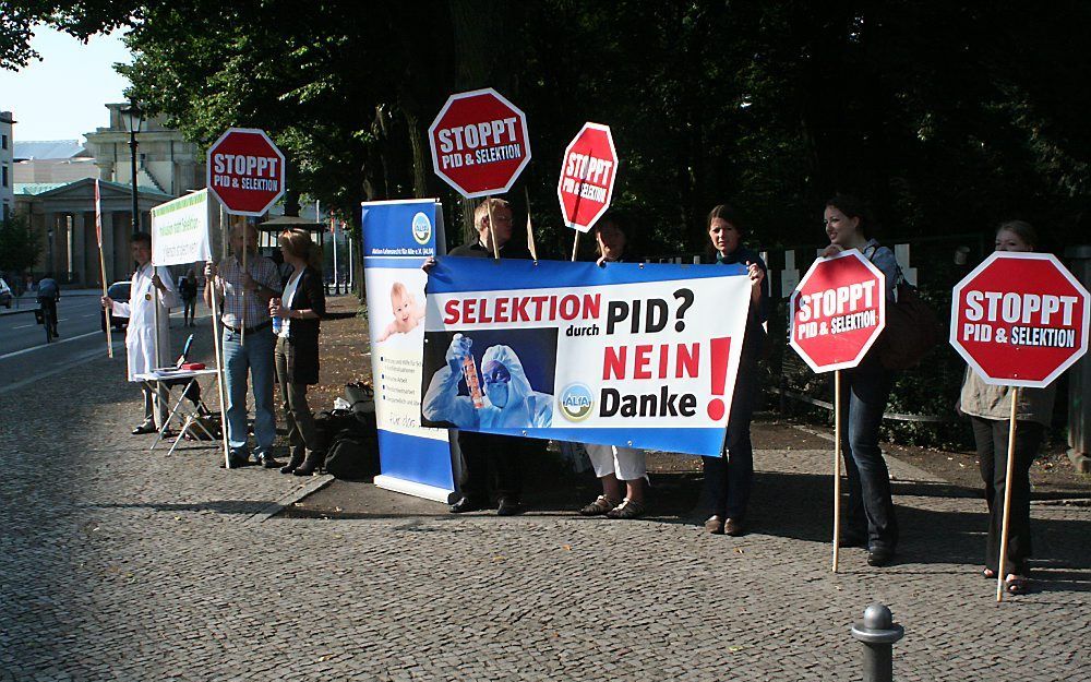 BERLIJN – Ondanks demonstraties tegen het toestaan van genetische tests op embryo’s stemde de Duitse Bondsdag donderdag toch voor invoering van die mogelijkheid. Foto John Klein