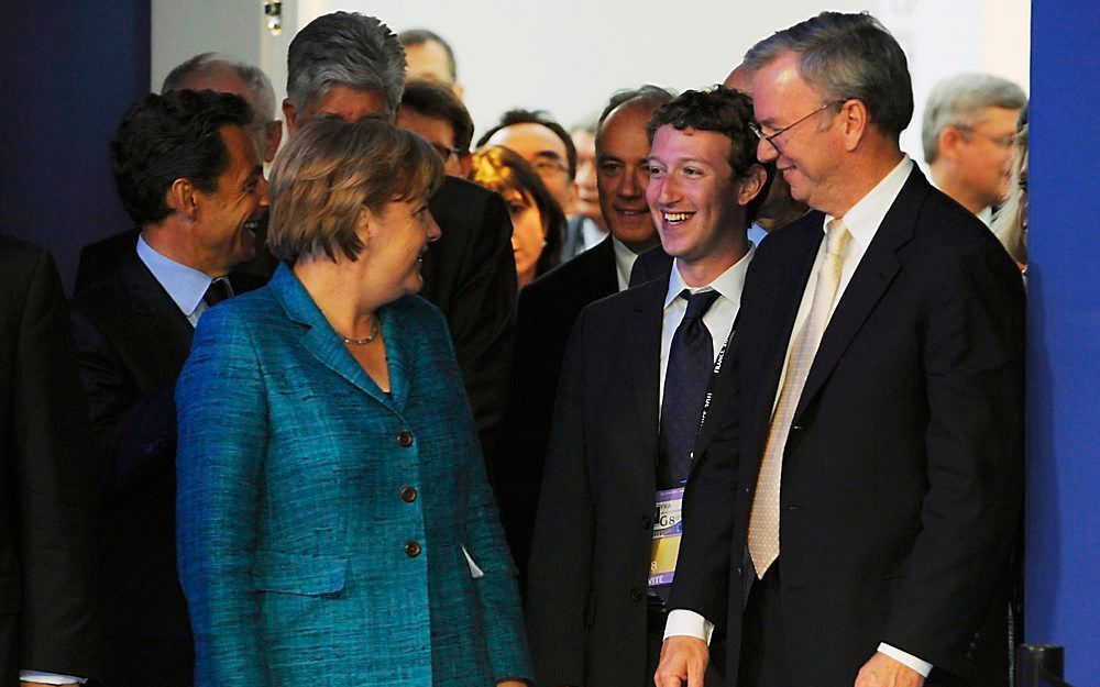 Google-topman Eric Schmidt (rechts) en Facebook-oprichter Mark Zuckerberg (tweede van rechts) in gesprek met de Duitse bondskanselier Angela Merkel. Foto EPA