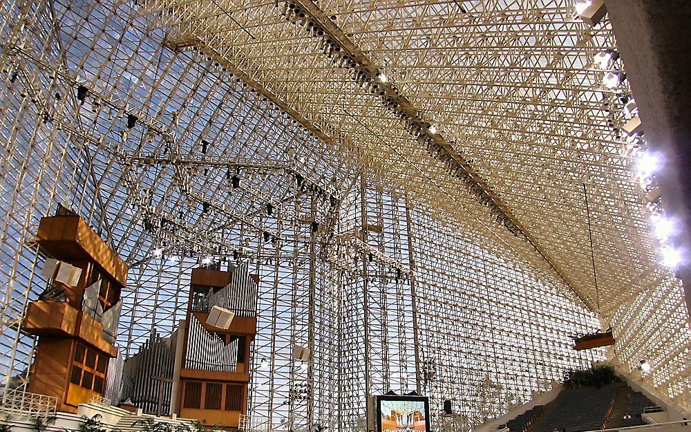 Het rooms-katholieke bisdom Orange overweegt een bod uit te brengen op de Crystal Cathedral in Los Angeles. De huidige eigenaar, de gemeente van de bekende voorganger Robert H. Schuller, kan de kosten van het imposante gebouw niet langer opbrengen. Foto W