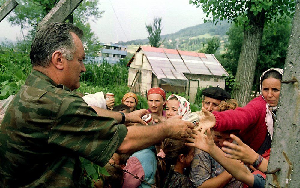 In juli 1995 viel de moslimenclave Srebrenica in handen van de Bosnische Serviërs, onder leiding van Ratko Mladic (l.). Ze vermoordden vermoedelijk meer dan 7000 moslimmannen. Foto Reuters