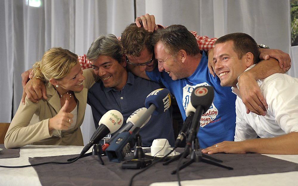 Mary-Anne Goossens staat zaterdag in Stramproy de pers te woord in gezelschap van vlnr Jantje, Hsing, Johan, Antonio en Fritz. Foto ANP