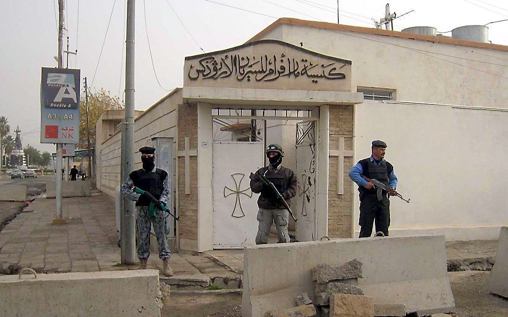 KIRKUK - In een dorp bij Kirkuk is onlangs een kerk geopend. Volgens aartbisschop Louis Sako is de eerste kerkopening sinds 2003. Foto: een kerk in Kirkuk wordt bewaakt tegen aanvallen. Foto EPA