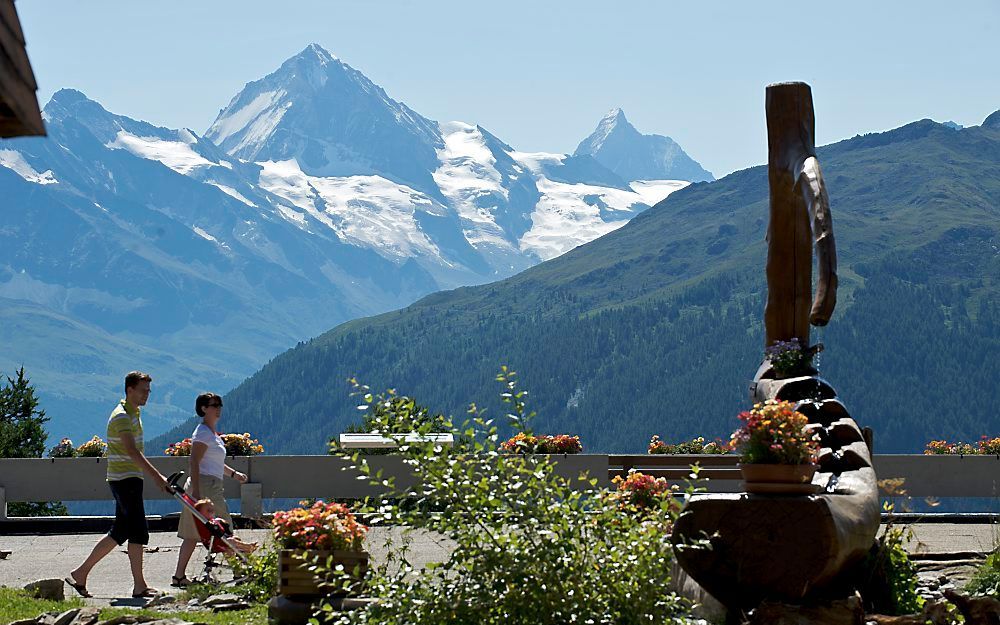 Vakantiegangers in het skiresort Thyon 2000 hebben een prachtig uitzicht op de Matterhorn (rechts, 4478 meter hoog). De berg in het midden is de Dent Blanche (4356 meter hoog).  Foto Thyon-Région Tourisme