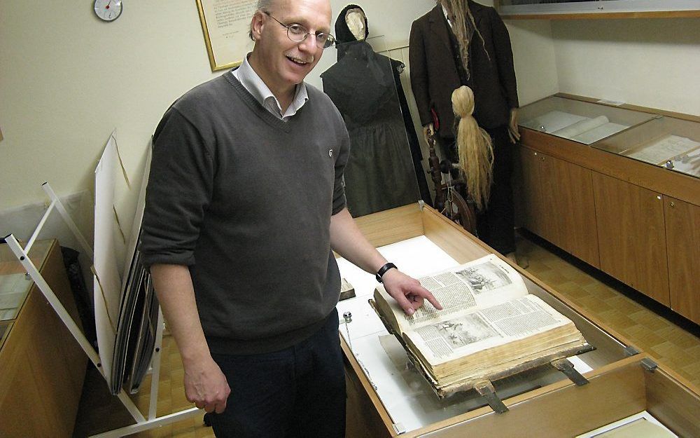 Mennonitisch voorganger en gids Michel Ummel in het mennonietenarchief. Foto RD