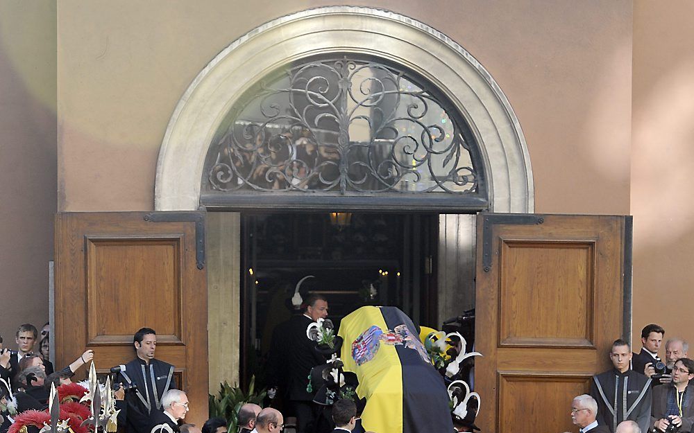 WENEN – De kist met het lichaam van Otto von Habsburg werd zaterdag na een dienst in de Stephansdom van Wenen naar de grafkelder in de Kapucijnerkerk (foto) gebracht. Foto EPA