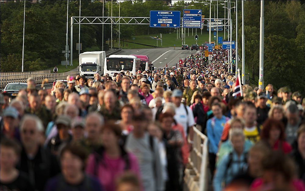 Wandelaars op de Waalbrug. Foto ANP