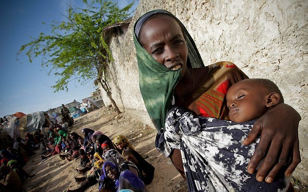 Somalische vrouw met ondervoed kind in Mogadishu. Foto EPA