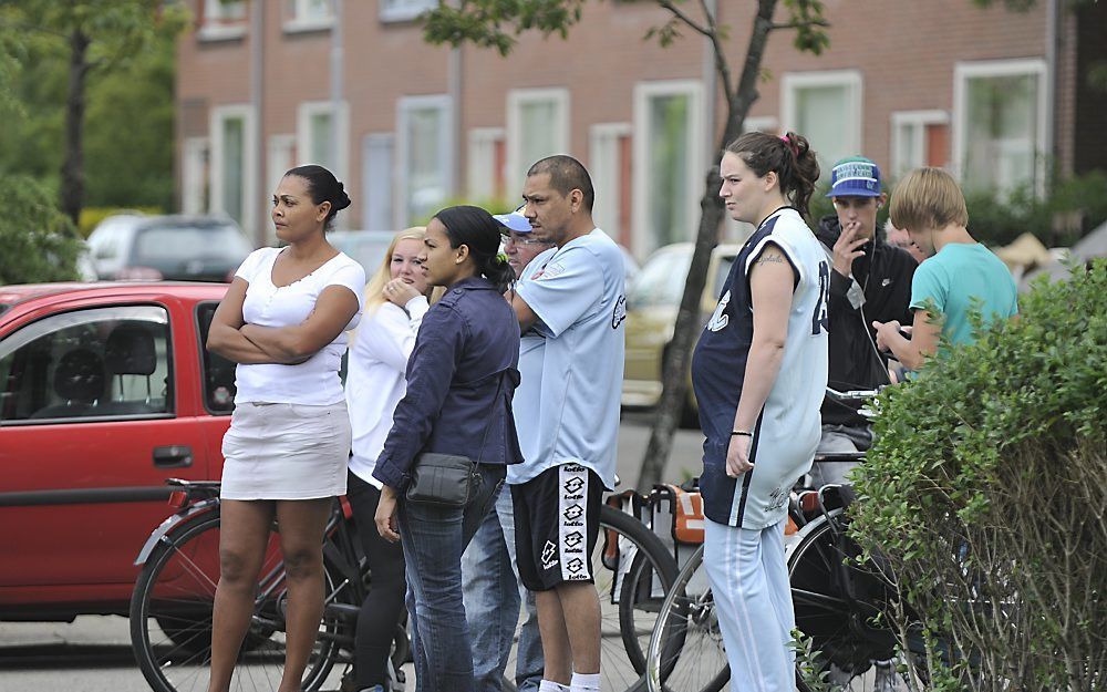 Buurtbewoners staan te kijken naar politieonderzoek in Middelburg. Foto ANP