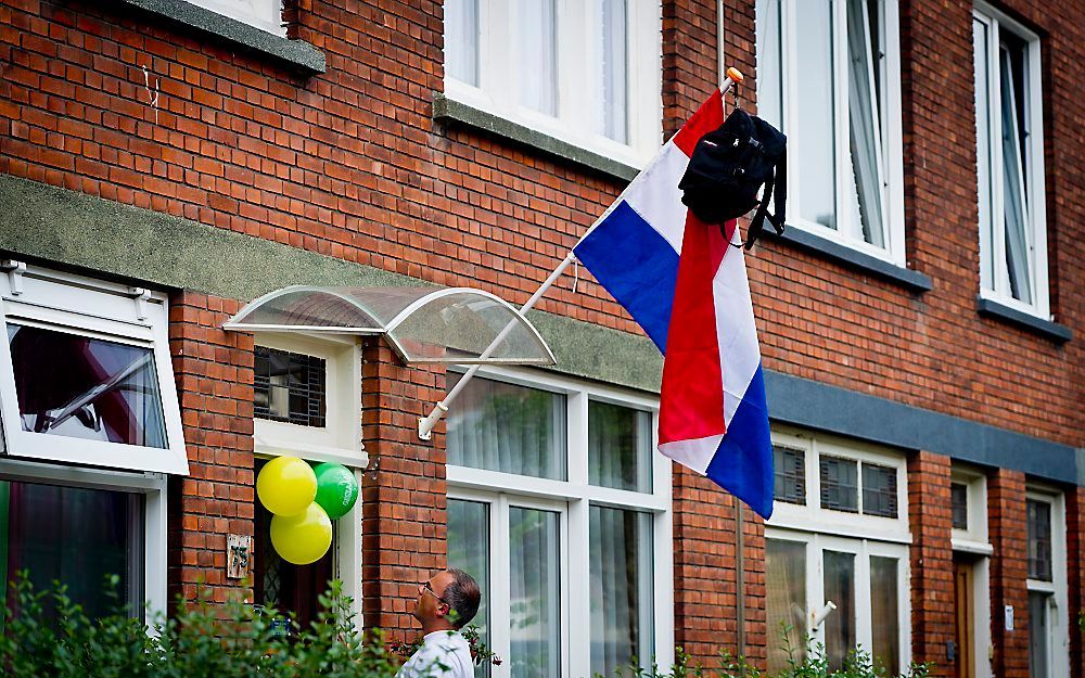 Zeven leerlingen van het Hogeland College in Warffum (Groningen) die waren gezakt voor het examen atheneum, hebben van hun school achteraf een havodiploma gekregen. Foto ANP