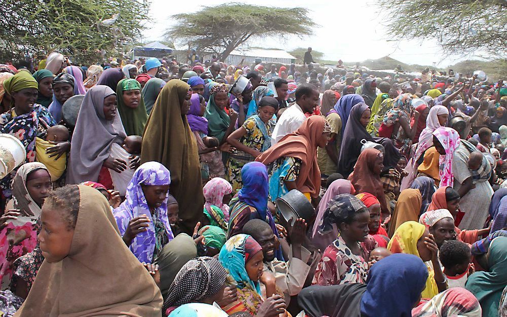 MOGADISHU - Afrikanen in de Hoorn van Afrika zijn op de vlucht voor armoede. Ze worden ondergebracht in diverse vluchtelingenkampen in de regio. Op de foto een verzamelingspunt in Mogadishu, de hoofdstad van Somalië. Foto EPA