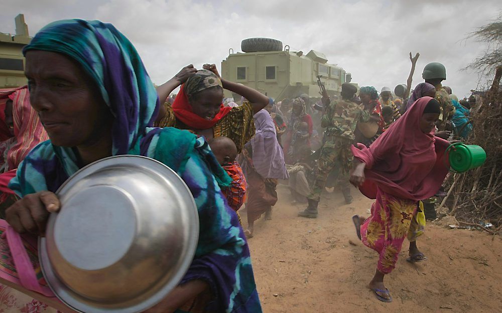 Somaliërs in de rij voor voedsel. Foto EPA