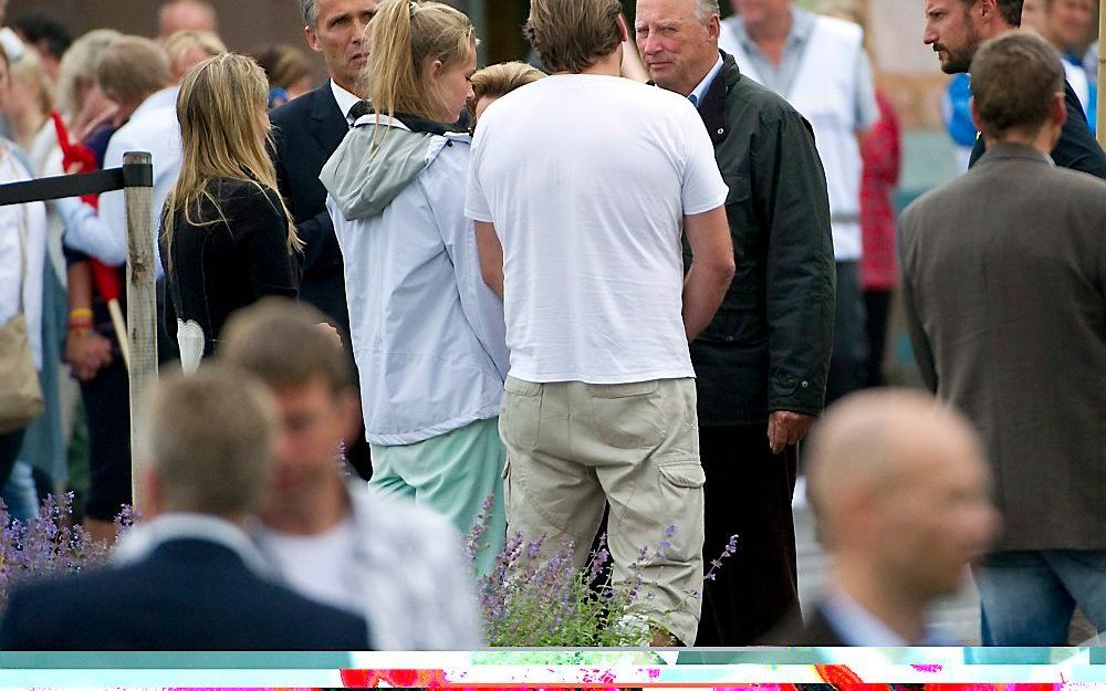 De Noorse premier Jens Stoltenberg (2e van links), koning Harald (m.r.) and kroonprins Haakon (r.) ontmoeten familieleden van getroffenen in een hotel in Sunvold. Foto EPA