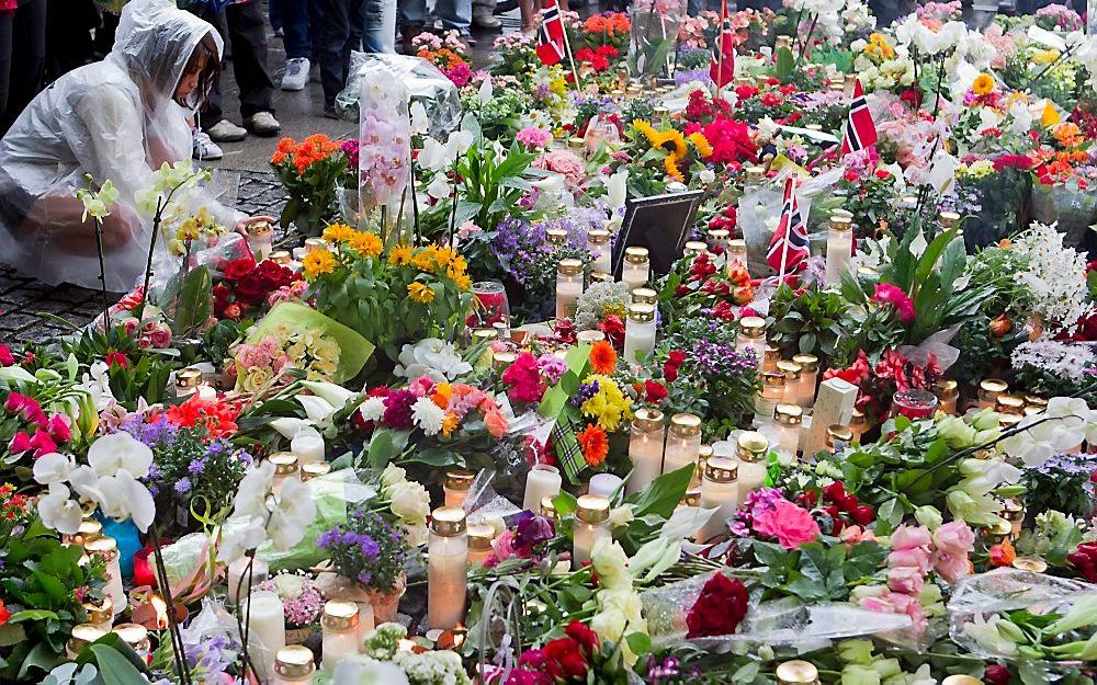 De Noren verkeren in een shocktoestand. Noorse kerken doen van alles om ontredderde burgers bij te staan. Deken Olav Dag Hauge: „Op zo’n moment is iedereen religieus.” Foto EPA