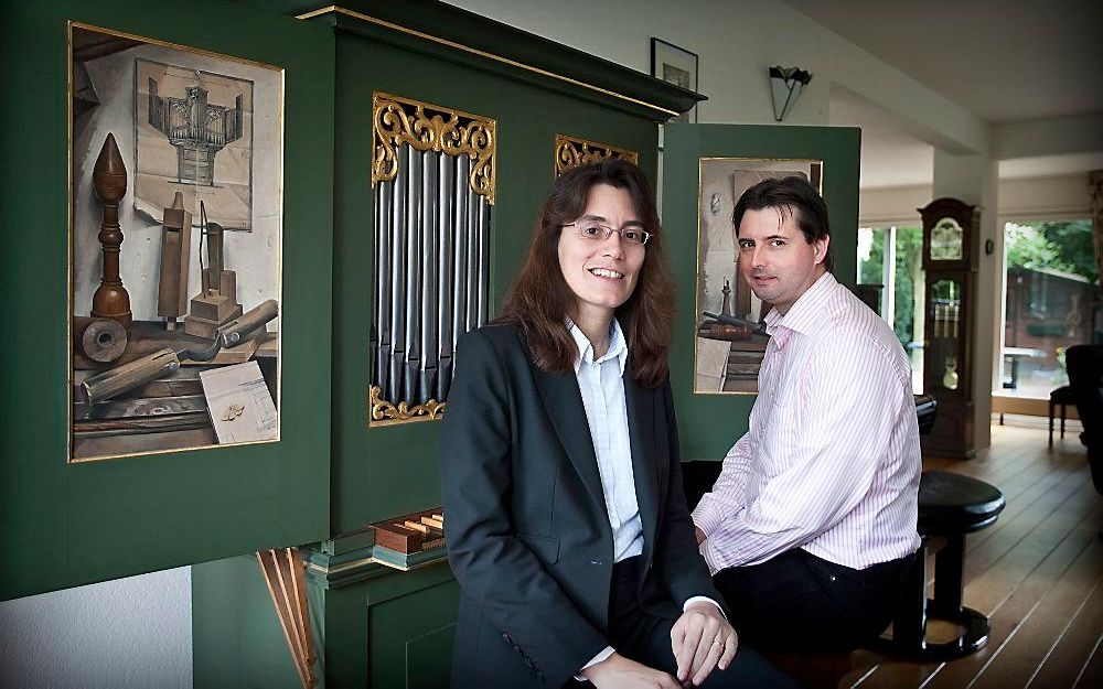 Susanna Veerman en Wim Does vormen sinds 2006 een duo op het orgel. „Het is belangrijk je dienstbaar op te stellen, de ander iets te gunnen, elkaar aan te vullen.” Foto RD, Henk Visscher