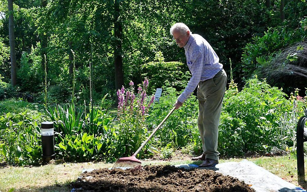 Alje Dijkema (98) heeft een wens. Hij zou graag ‘zijn’ compostmethode –die van de Urban Compost Tumbler– op de markt brengen. Foto Jolijn van Harten