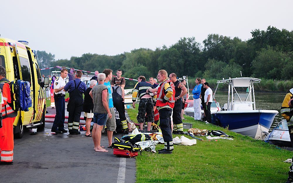 Hulpverleners helpen gewonden. Foto ANP