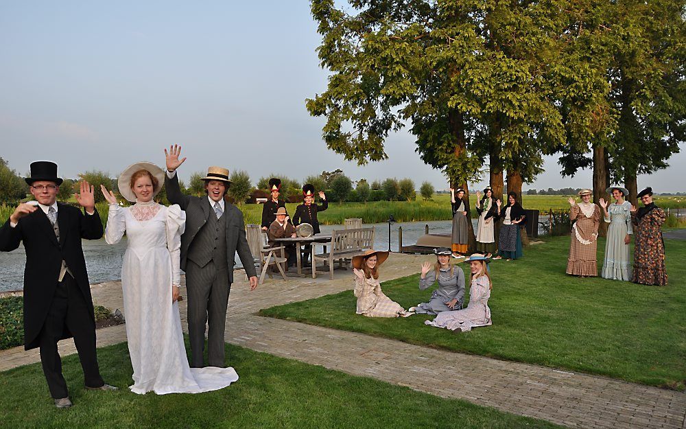 Vijftig figuranten lopen morgen rond in het miniopenluchtmuseum in Barneveld. Stichting OneDay organiseert de komende dagen liefst 64 concerten in een nagebouwd dorpje uit het begin van de twintigste eeuw op de beurs Naar Buiten. Holland in muziek moet zo