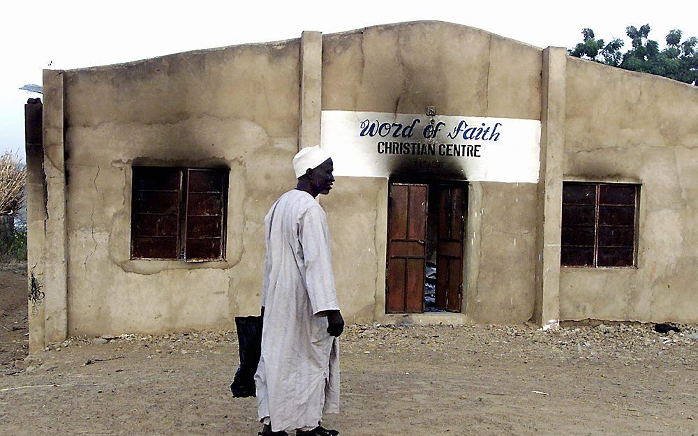 Een man loopt langs een beschadigde kerk in Kazaure (Noord-Nigeria). Het geweld tegen christenen in Nigeria is in de afgelopen weken fors toegenomen, signaleert de stichting Open Doors. Foto EPA