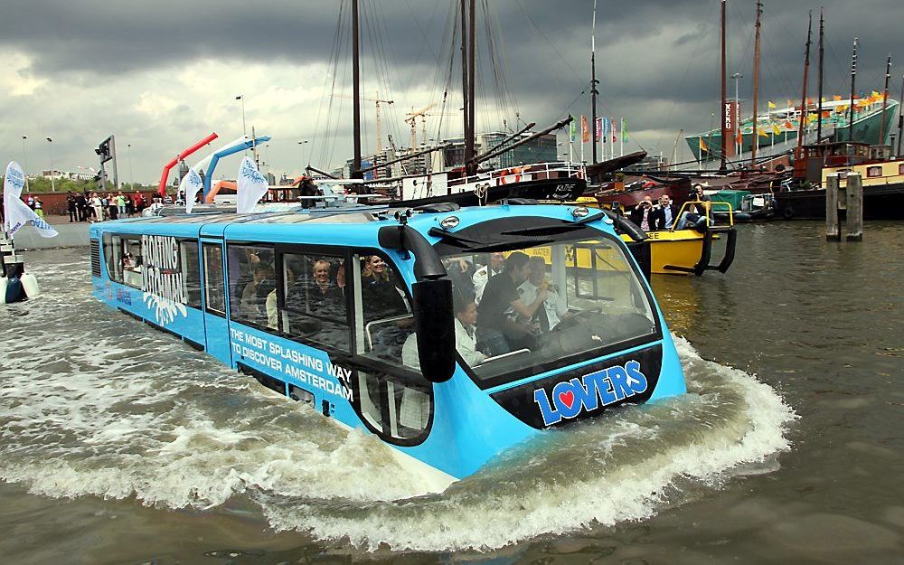 De Floating Dutchman maakt een proefvaart in de Amsterdamse grachten. Foto ANP