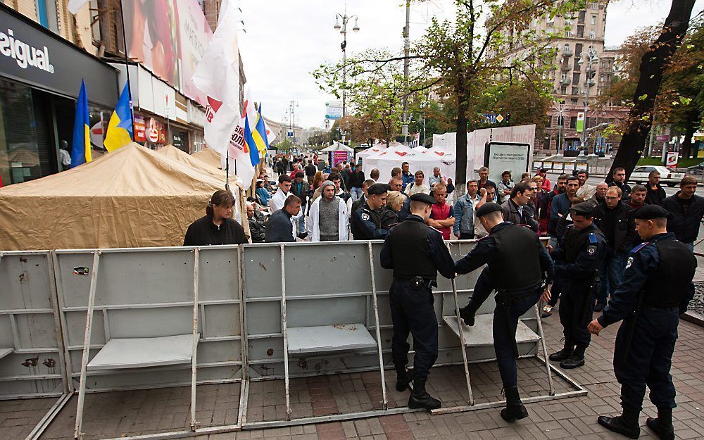 Aanhangers van Timosjenko zijn zaterdag een zitactie begonnen tegen haar arrestatie.  Foto EPA