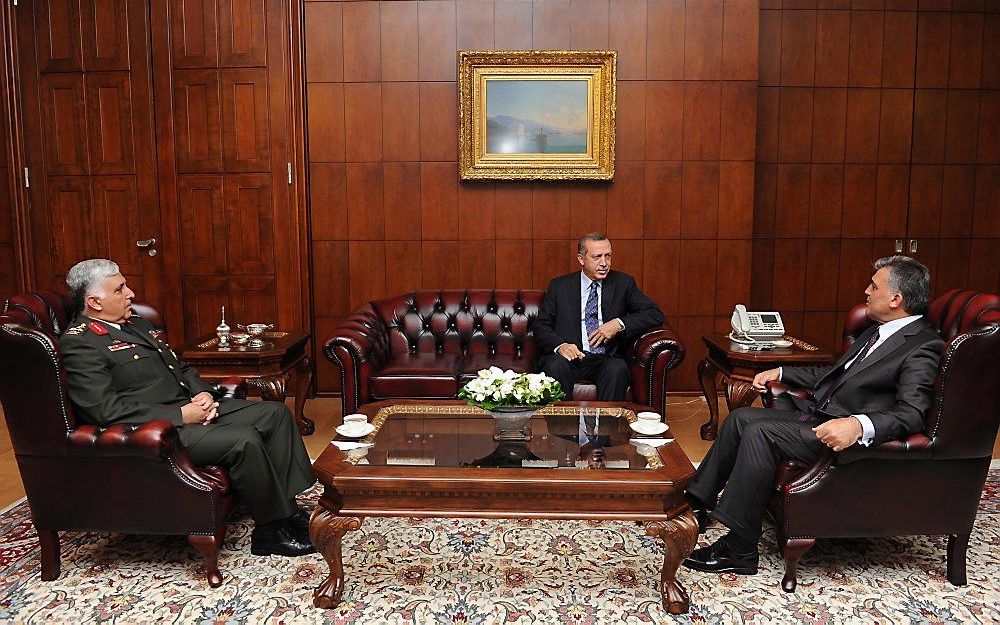 President Abdullah Gül (r.) benoemde vorige week generaal Necdet Ozel (l.) tot nieuwe legerleider. De machtswisseling aan de militaire top is in Turkije een ware sensatie. Foto EPA